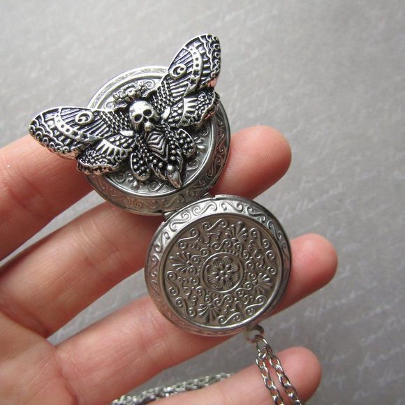 Death Head Moth Photo Locket Necklace Retro Gothic Unique - Picture 5 of 5